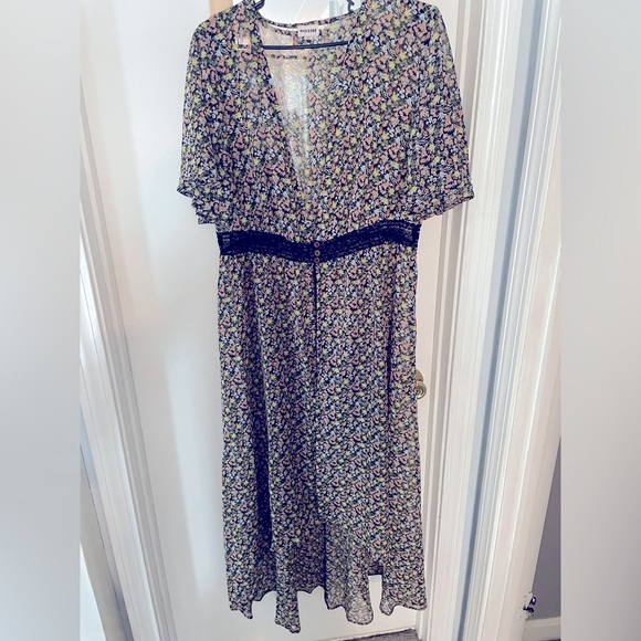Womans sheer floral kimono style dress, open in front with 3 buttons. Size 1x - Picture 3 of 5